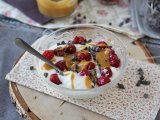 Recipe Skyr bowl with red fruit, peanut butter and chocolate